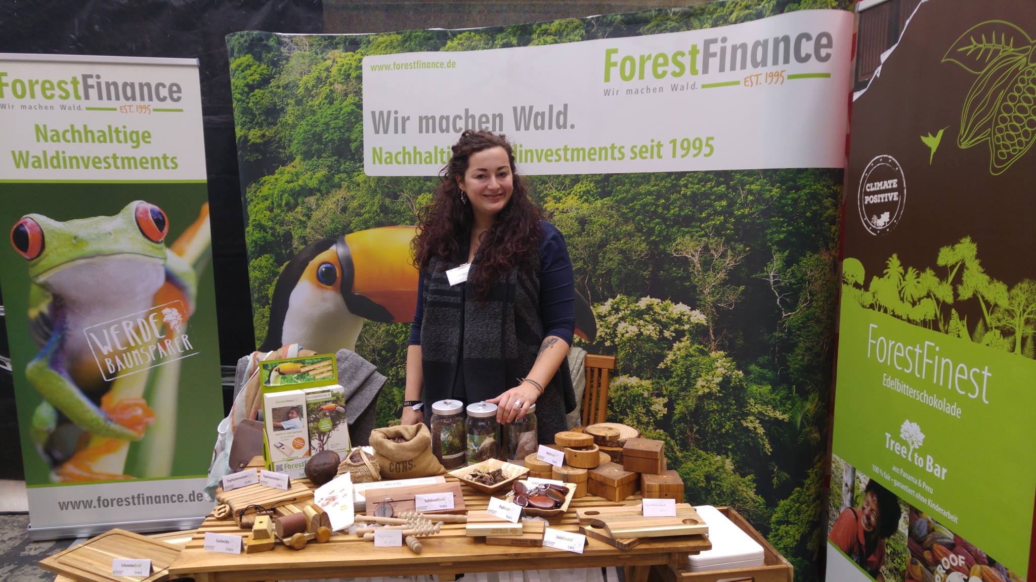 Unser grüner Messestand - hier mit ForestFinance-Mitarbeiterin Julia Schenkel - ist immer ein Besuchermagnet. Foto: ForestFinance