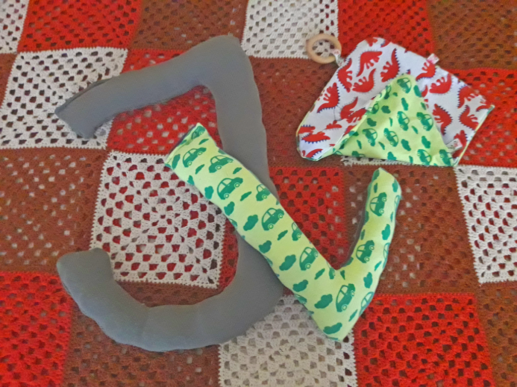 Für Anfänger geeignet: dekorative Buchstabenkissen und Knistertücher für Babys. Foto: Kristin Steffna