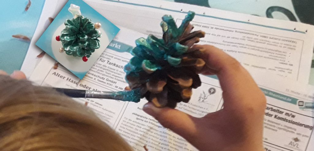 Aus dem Zapfen wird ein Miniaturweihnachtsbaum. Foto: Kristin Steffan