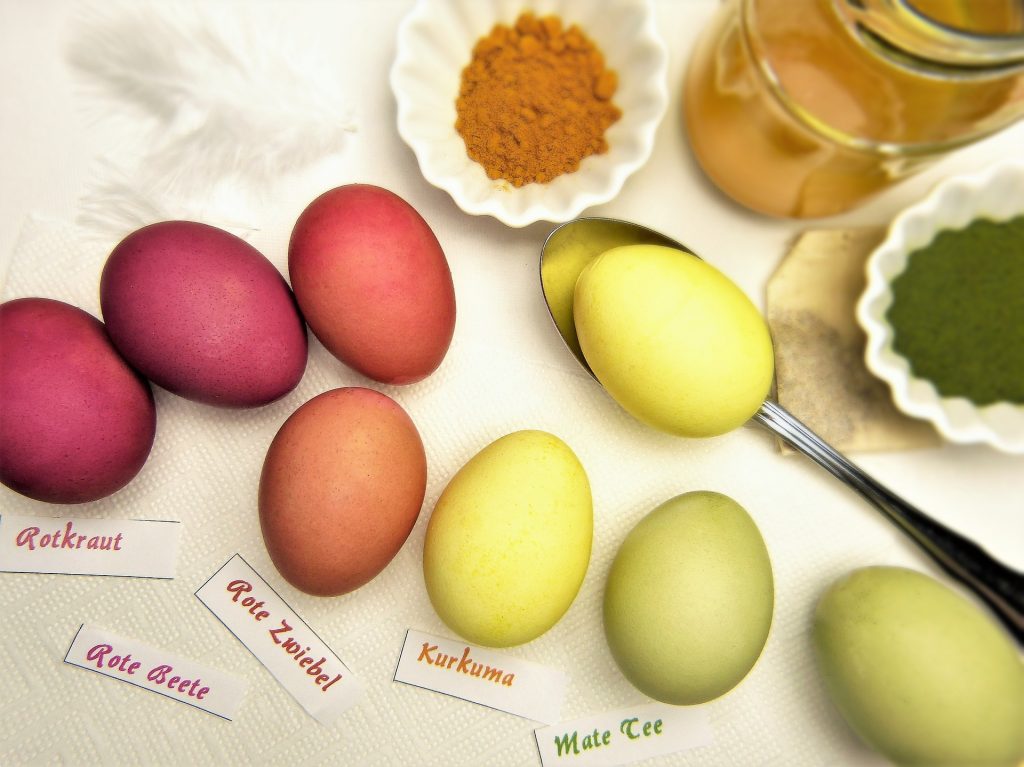 Nachhaltige Ostern mit selbst bemalten Ostereiern.