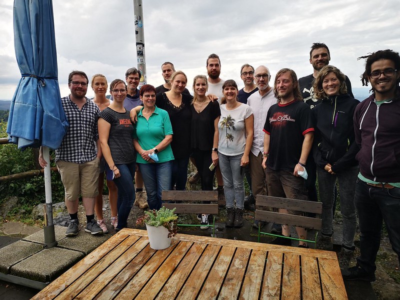 Das ForestFinance Team aus Bonn posiert beim Teamausflug für ein Foto. 
