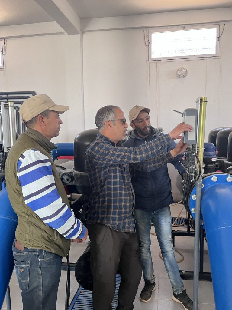 Hassan und sein Team im der Schaltzentrale unseres modernen Bewässerungssystems für die Aufforstungen in Marokko.